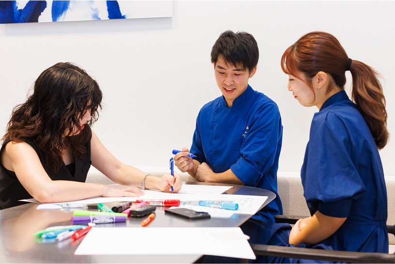 3人でディスカッションする様子