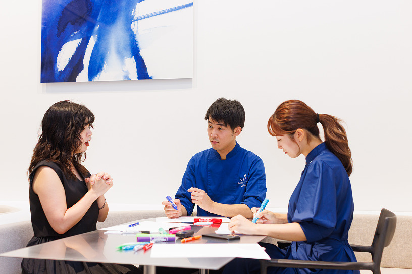 3人でディスカッションする様子